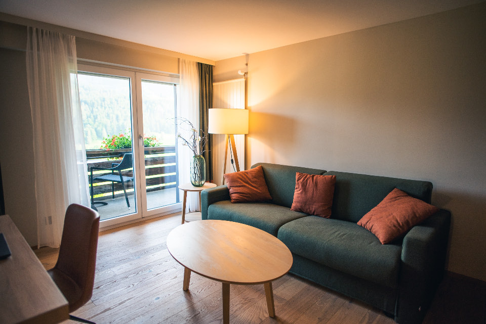 Wohnliches Apartment mit Sofa, Couchtisch und Balkontür