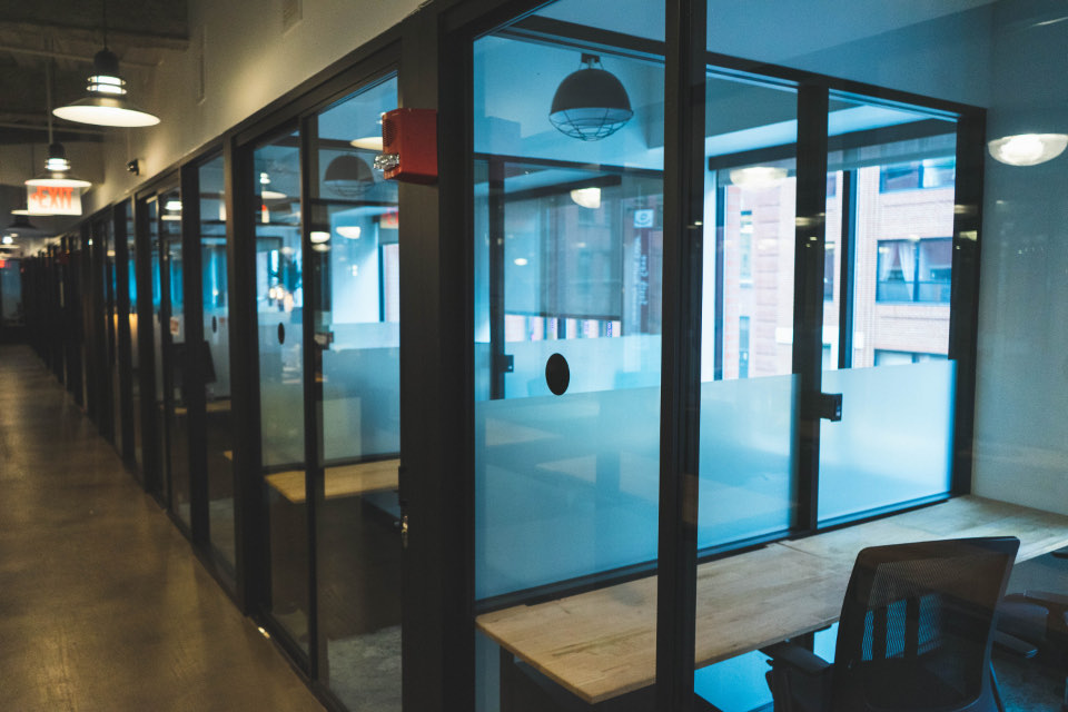 Modernes Büro mit Glaswänden und Arbeitsplätzen